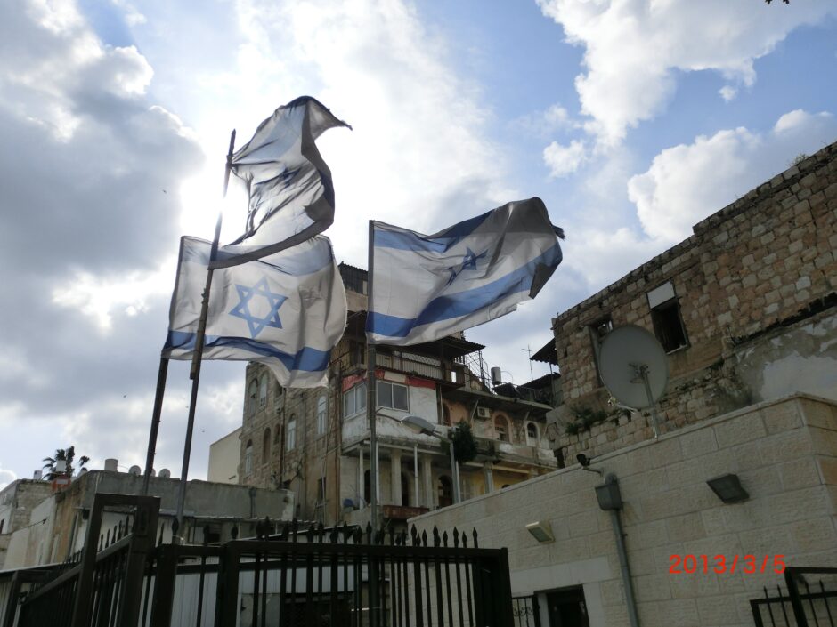 ハイファで靡くイスラエル国旗